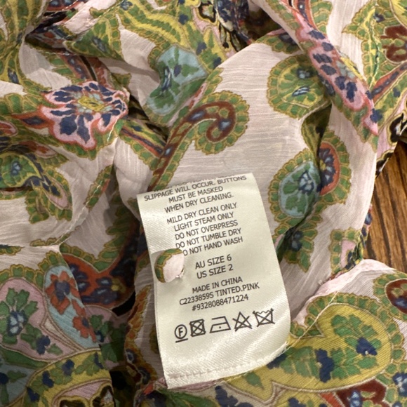 Beautiful button down - Picture 3 of 3